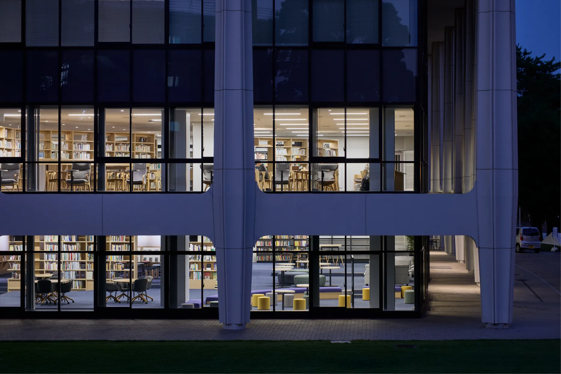 東海大学中央図書館・・01