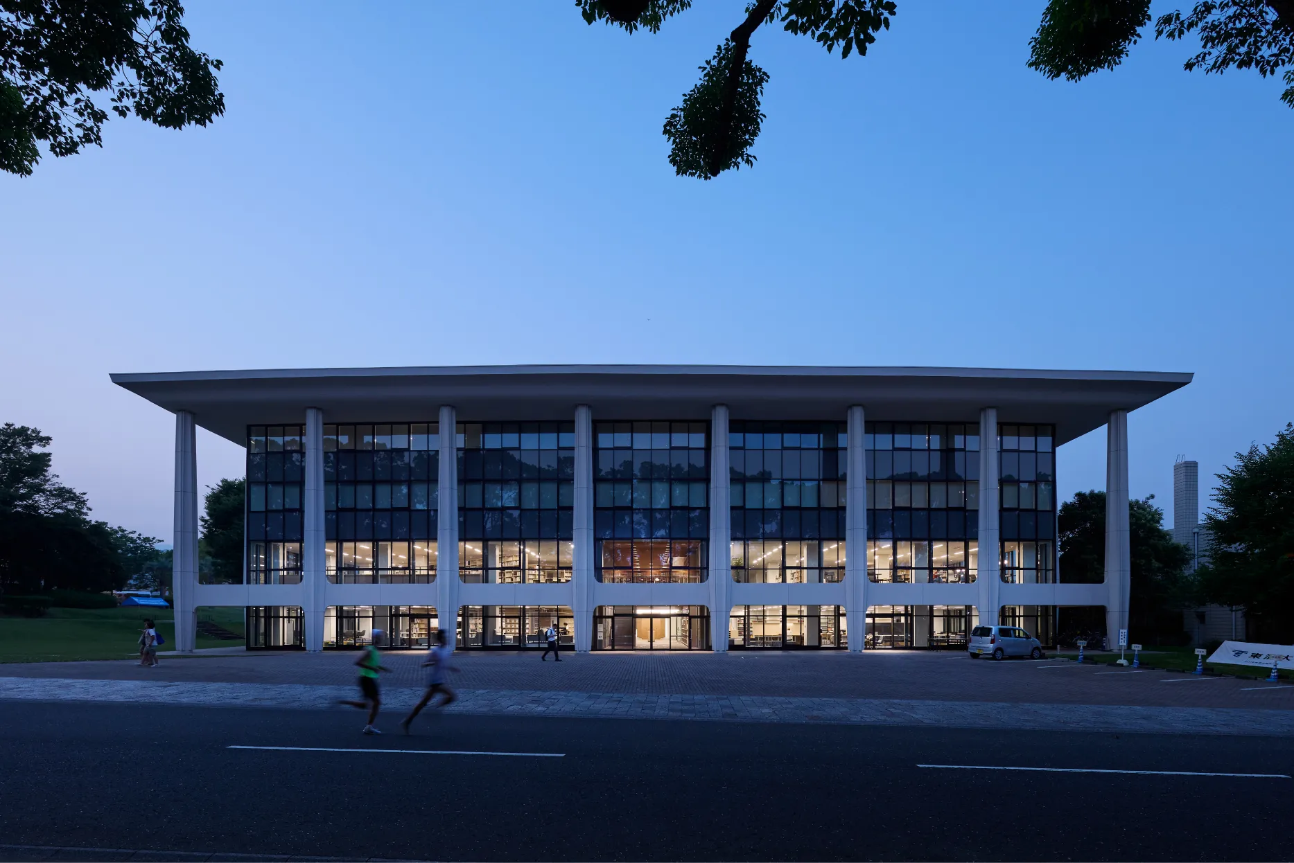 東海大学中央図書館・・02