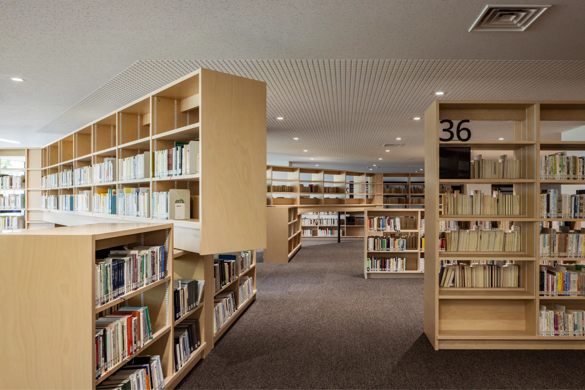 東海大学中央図書館・・04